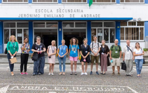 A helyi középiskola (Escola Secundária Jerónimo Emiliano De Andrade) előtt