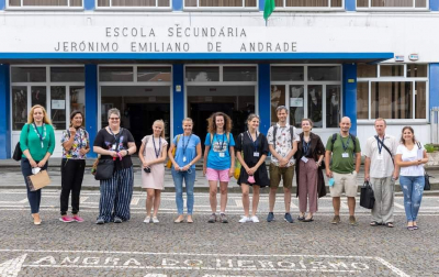 A helyi középiskola (Escola Secundária Jerónimo Emiliano De Andrade) előtt
