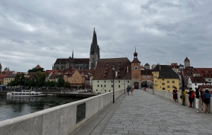 A Duna legöregebb hídjáról Regensburg belvárosa felé