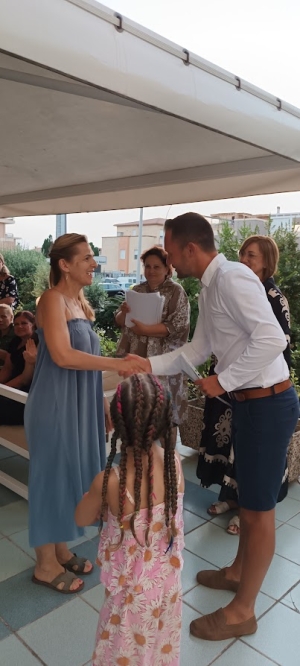 Dr Krause átadja az oklevelet
