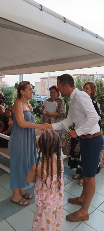 Dr Krause átadja az oklevelet