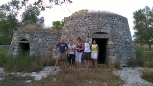 A lelkes csapat egy trullo előtt