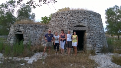 A lelkes csapat egy trullo előtt