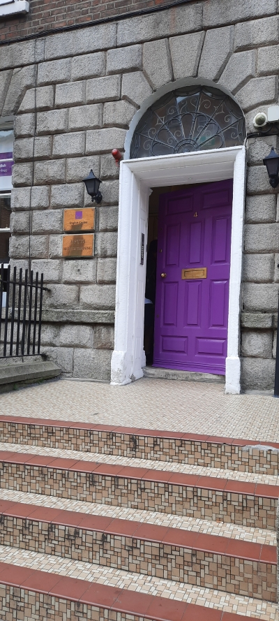 Az iskolánk bejárata, a Purple Door